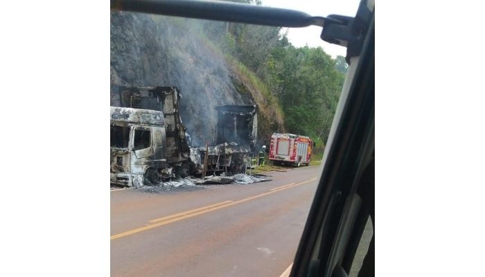Rio Bonito – Caminhão é destruído por incêndio na BR-158